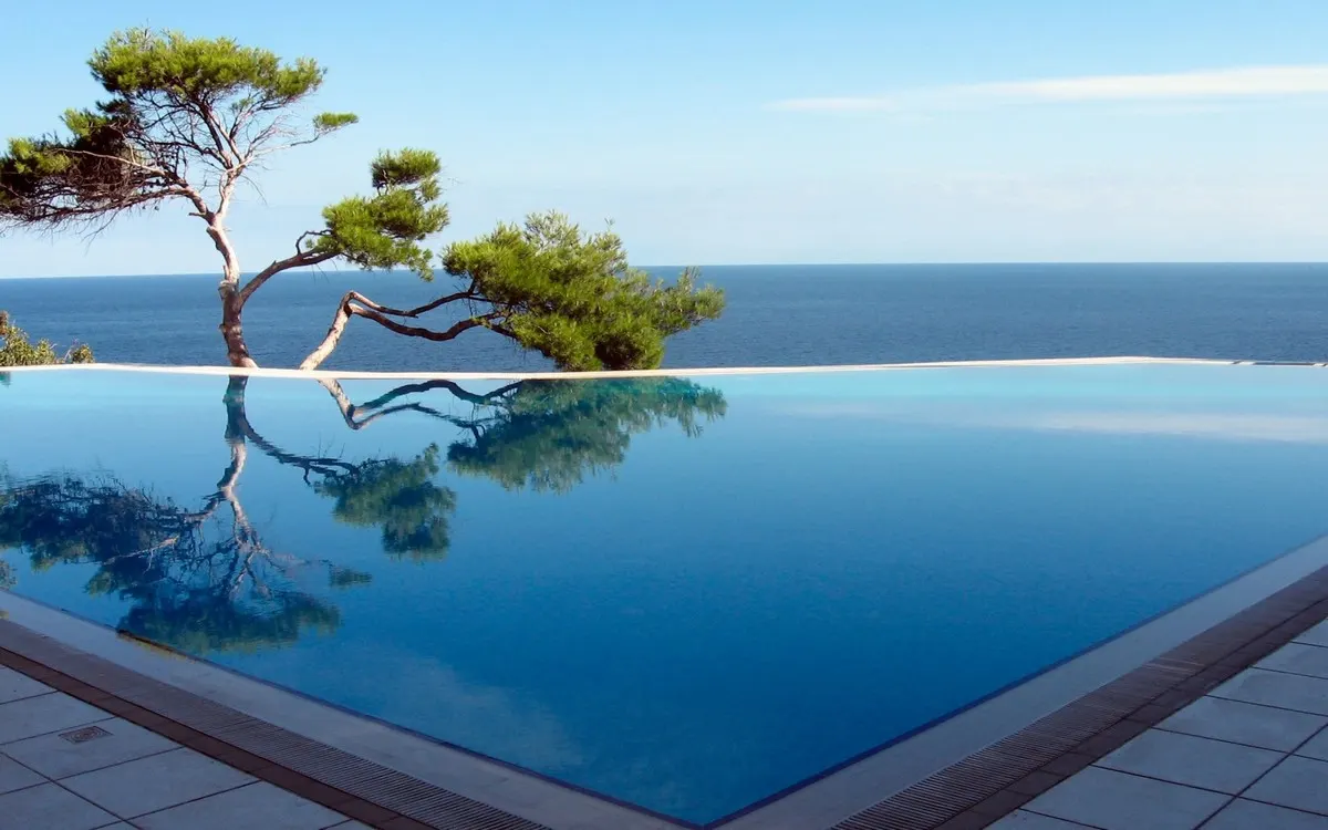 Piscine à débordement entretenue face à la Méditerranée